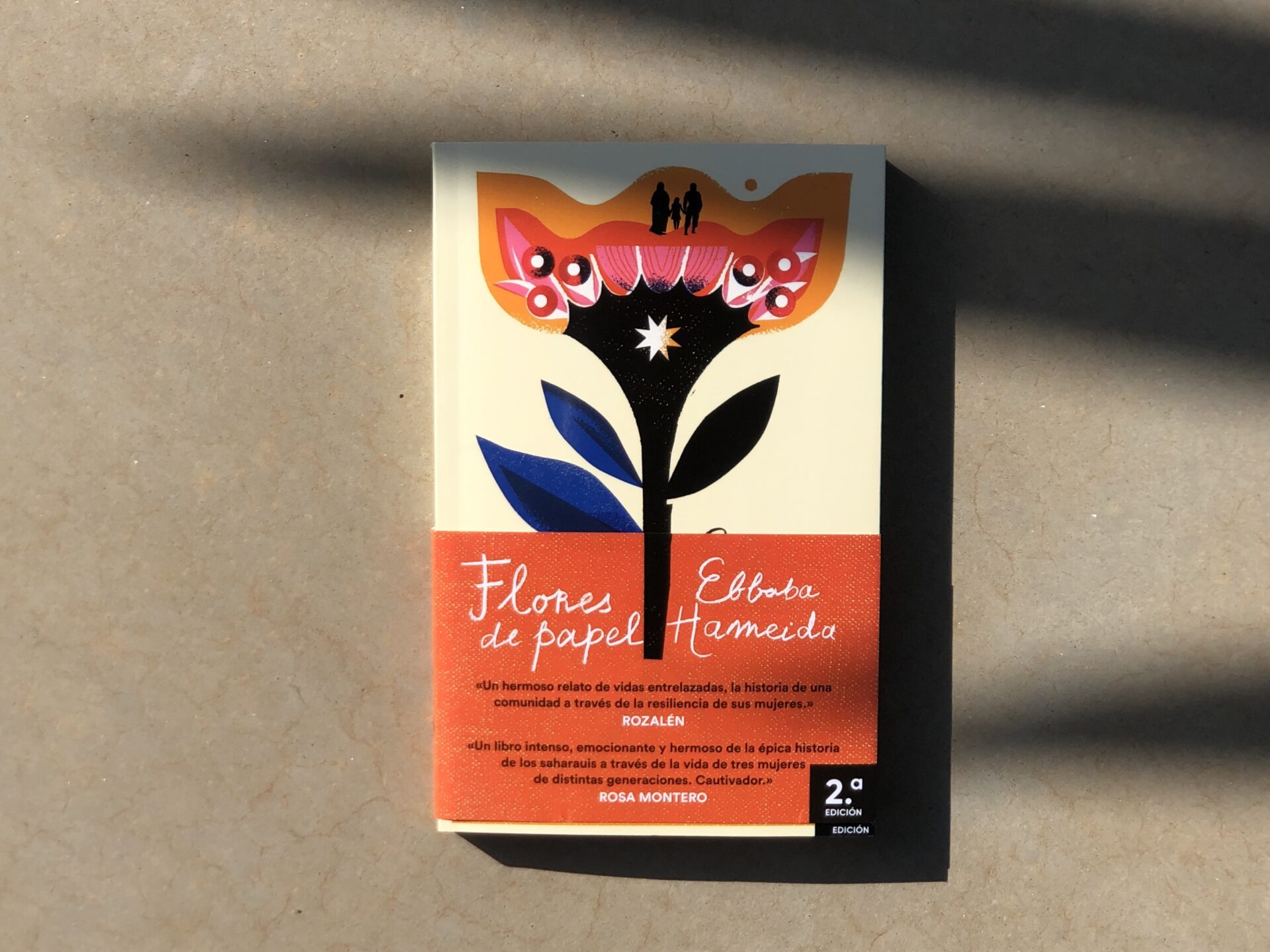 Comprender y aprender de las raíces nómadas: entrevista a Ebbaba Hameida sobre “Flores de papel”